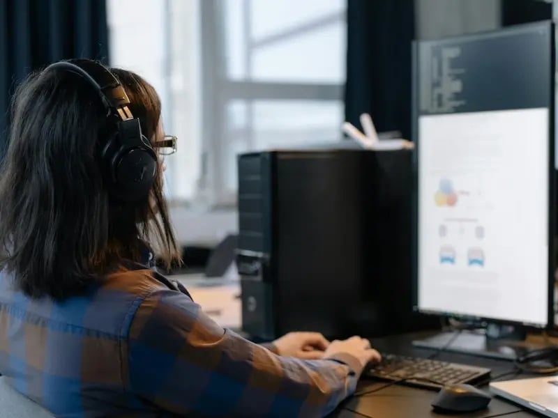 man-working-on-desktop-dev