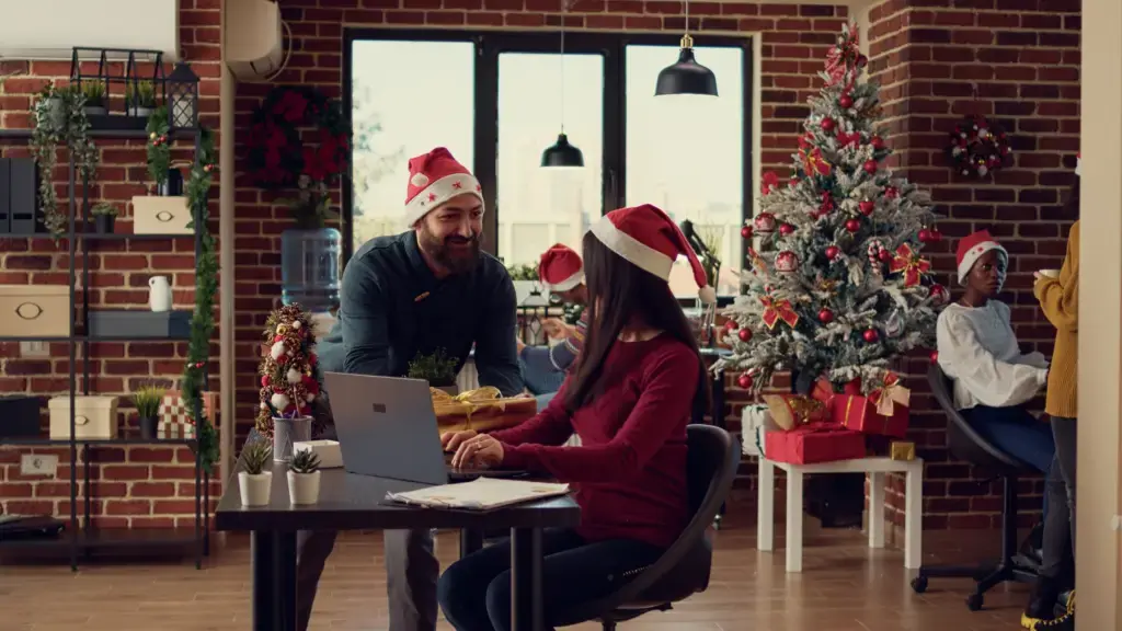 Coworking Space festlich geschmückt zur Weihnachtszeit, mit Lichtern und Dekoration